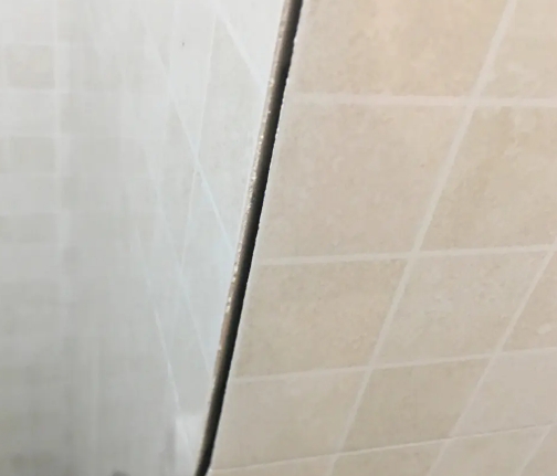 英吉沙瓷砖空鼓维修公司分享阳台瓷砖脱落的修复过程可以分为以下几个步骤