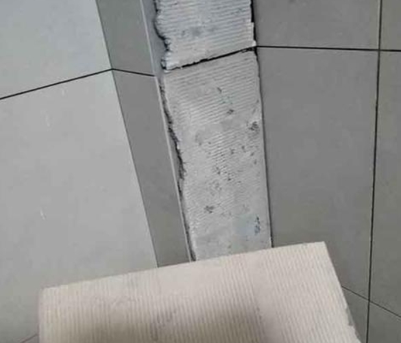 英吉沙瓷砖空鼓维修公司分享下厨房瓷砖脱落的补救措施。